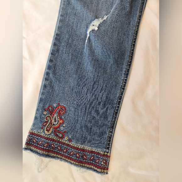 3/$25 Democracy Embroidered Distressed Slim Straight Flood Jeans Size 8 - Picture 4 of 8